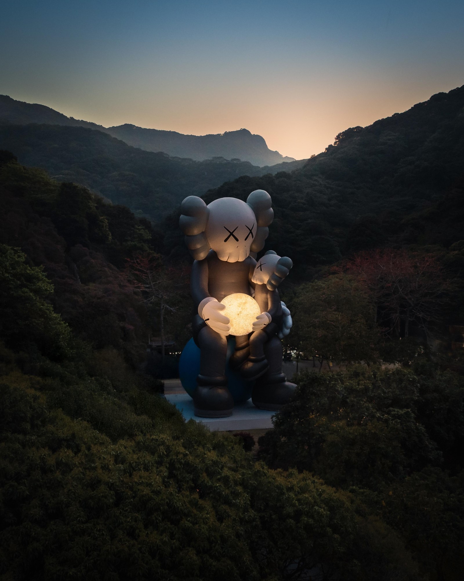 Immerse yourself in an iconic art experience KAWS HOLIDAY THAILAND at the heart of Sanam Luang