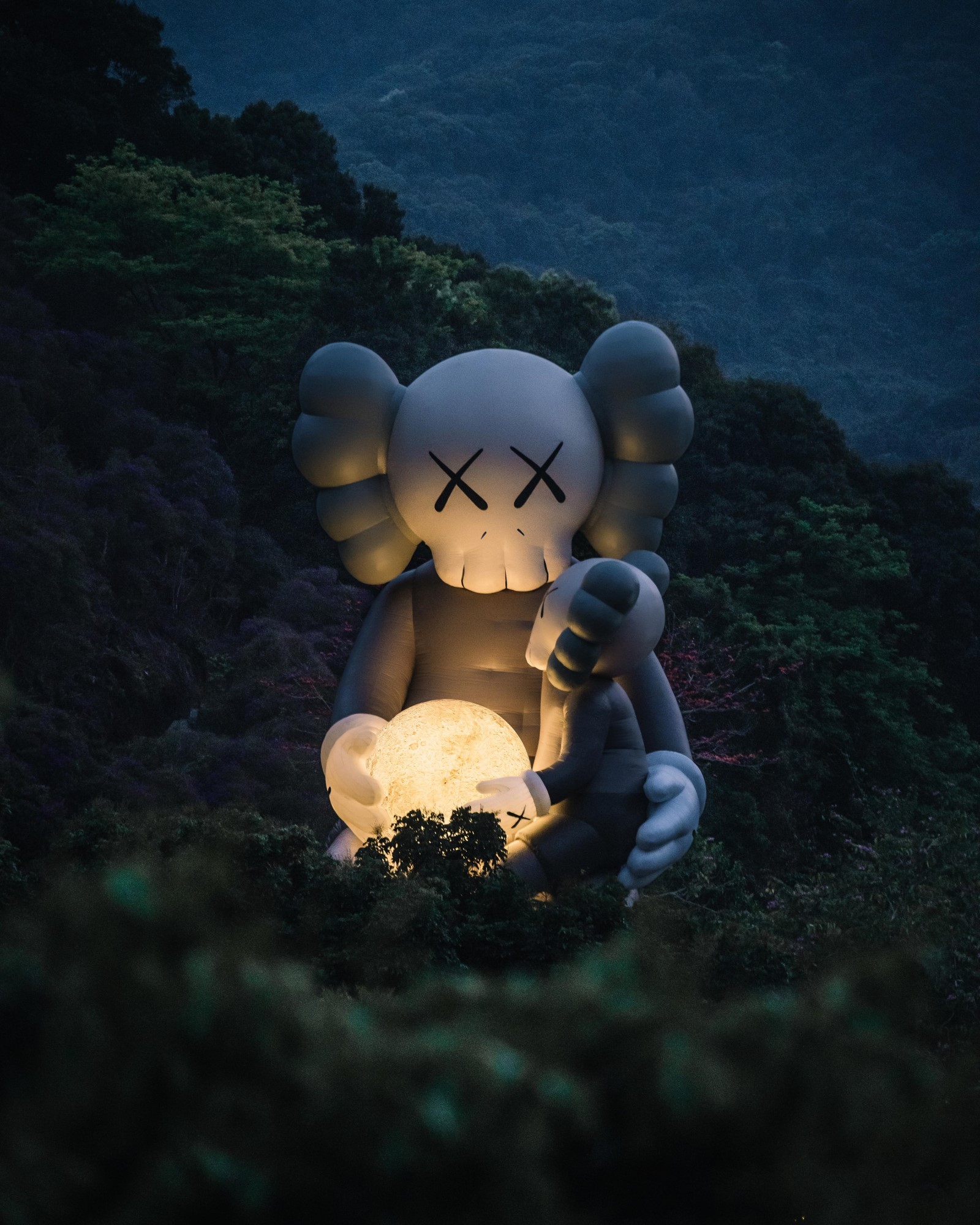 Immerse yourself in an iconic art experience KAWS HOLIDAY THAILAND at the heart of Sanam Luang