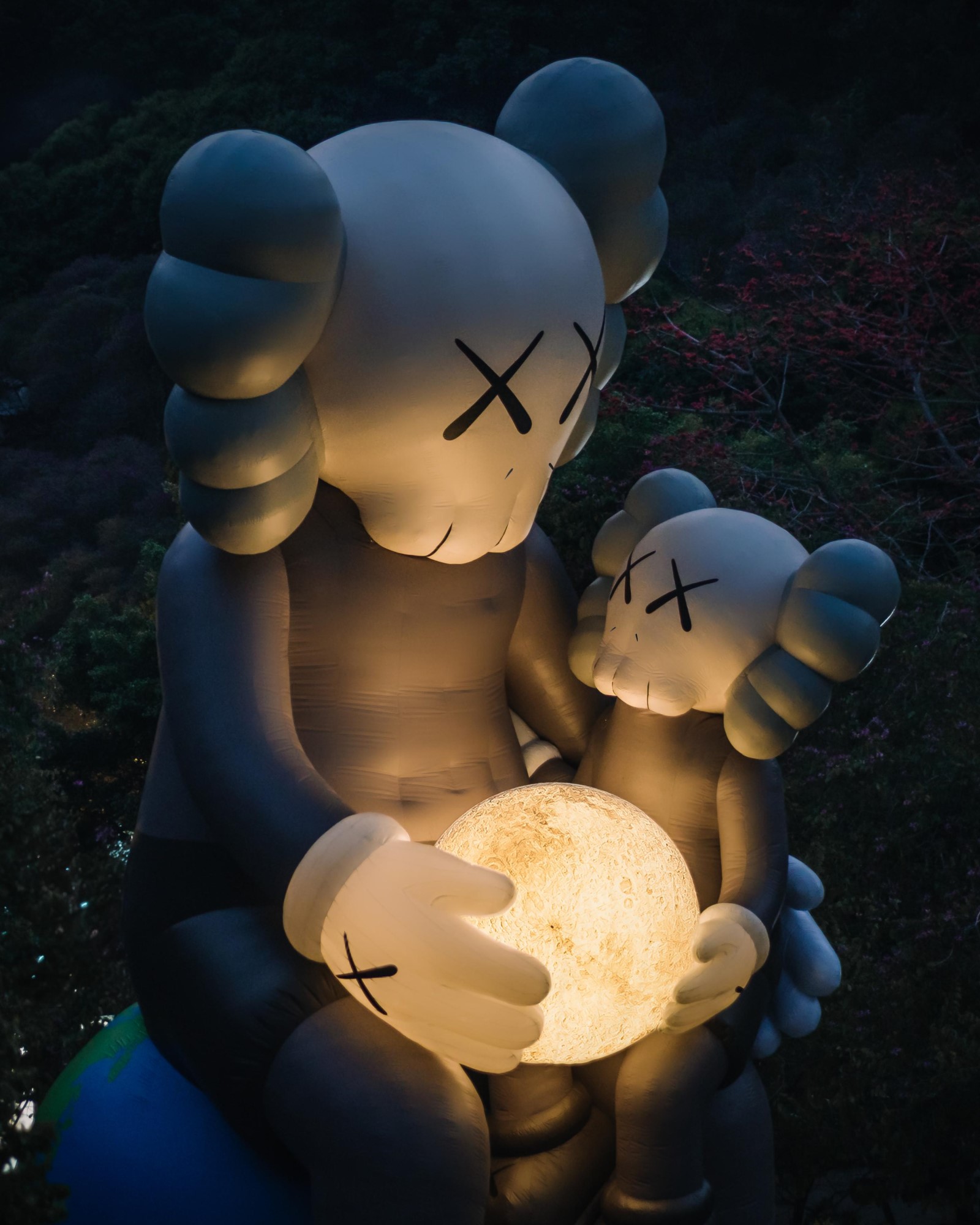 Immerse yourself in an iconic art experience KAWS HOLIDAY THAILAND at the heart of Sanam Luang