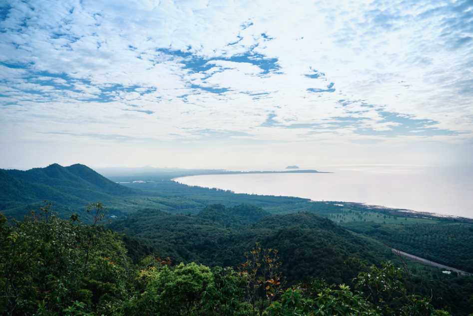 Experience the 4 aspects of Chumphon: View the sea of mist on top of the mountain, pay respect to the province’s spiritual anchor and be a part of a local fishing community